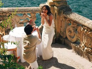 Momen Pacar Berlutut Lamar Amanda Rawles di Danau Como Italia Momen Pacar Berlutut Lamar Amanda Rawles di Danau Como Italia