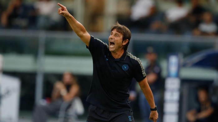 VERONA, ITALY - AUGUST 18: Manager of Napoli Antonio Conte during the Serie A match between Hellas Verona and SSC Napoli at Stadio Marcantonio Bentegodi on August 18, 2024 in Verona, Italy. (Photo by Timothy Rogers/Getty Images)