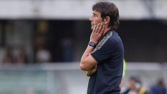 VERONA, ITALY - AUGUST 18: Antonio Conte head coach of Napoli SSC looks on during the Serie A match between Hellas Verona and Napoli at Stadio Marcantonio Bentegodi on August 18, 2024 in Verona, Italy. (Photo by Emmanuele Ciancaglini/Getty Images)