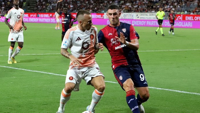CAGLIARI, ITALY - AUGUST 18: Roberto Piccoli of Cagliari in contrast with a player of Romaduring the Serie A match between Cagliari and AS Roma at Sardegna Arena on August 18, 2024 in Cagliari, Italy. (Photo by Enrico Locci/Getty Images)