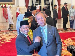 Momen Bahlil Salam Komando dengan Agus Gumiwang Usai Reshuffle