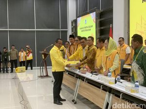 Momen Bahlil Lahadalia Serahkan Formulir Bacaketum Golkar Momen Bahlil Lahadalia Serahkan Formulir Bacaketum Golkar