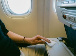 Ini Pentingnya Bawa Tisu Basah Saat Lakukan Penerbangan