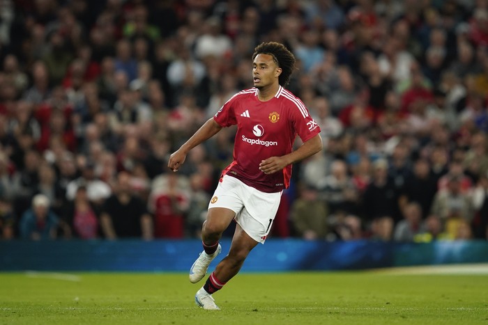 Manchester Uniteds new signing Joshua Zirkzee runs during the English Premier League soccer match between Manchester United and Fulham at Old Trafford, Friday, Aug. 16, 2024, in Manchester, England. (AP Photo/Dave Thompson)