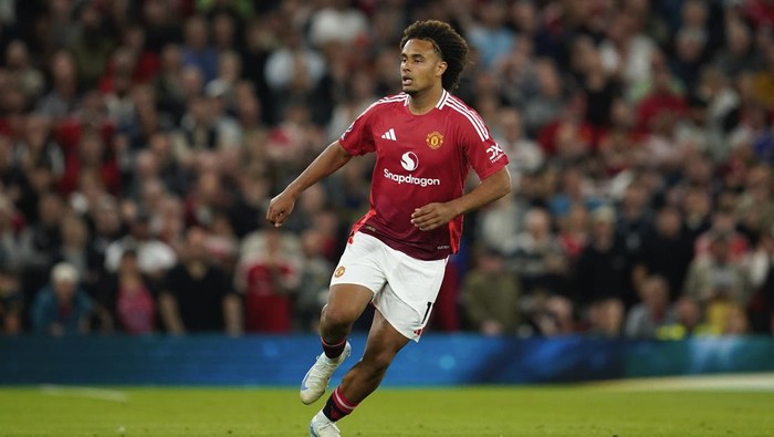 Manchester Uniteds new signing Joshua Zirkzee runs during the English Premier League soccer match between Manchester United and Fulham at Old Trafford, Friday, Aug. 16, 2024, in Manchester, England. (AP Photo/Dave Thompson)