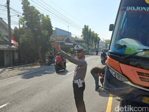 Bus AKDP Nangkring di Tengah Median Jalan Lamongan gegara Ban Meletus Bus AKDP Nangkring di Tengah Median Jalan Lamongan gegara Ban Meletus