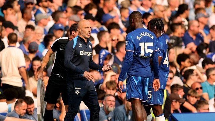 Chelsea vs Manchester City Soccer Football - Premier League - Chelsea v Manchester City - Stamford Bridge, London, Britain - August 18, 2024 Chelsea manager Enzo Maresca talks to Nicolas Jackson and Romeo Lavia as they are substituted REUTERS/David Klein EDITORIAL USE ONLY. NO USE WITH UNAUTHORIZED AUDIO, VIDEO, DATA, FIXTURE LISTS, CLUB/LEAGUE LOGOS OR LIVE SERVICES. ONLINE IN-MATCH USE LIMITED TO 120 IMAGES, NO VIDEO EMULATION. NO USE IN BETTING, GAMES OR SINGLE CLUB/LEAGUE/PLAYER PUBLICATIONS. PLEASE CONTACT YOUR ACCOUNT REPRESENTATIVE FOR FURTHER DETAILS..