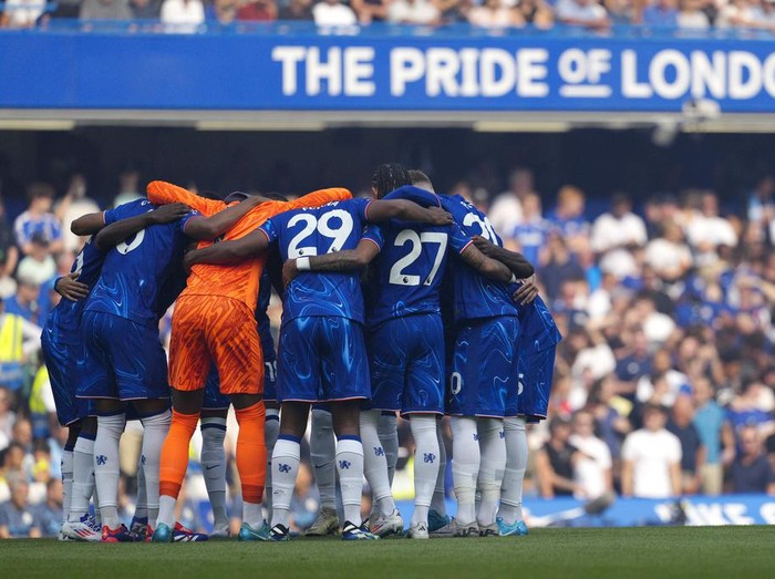 Chelsea team huddles just prior to kick off of the English Premier League soccer match between Chelsea and Manchester City at Stamford Bridge stadium in London, England, Sunday, Aug, 18, 2024. (AP Photo/Dave Shopland)