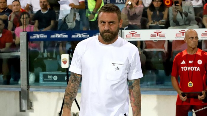CAGLIARI, ITALY - AUGUST 18: Daniele De Rossi coach of Roma looks on during the Serie A match between Cagliari and AS Roma at Sardegna Arena on August 18, 2024 in Cagliari, Italy. (Photo by Enrico Locci/Getty Images)