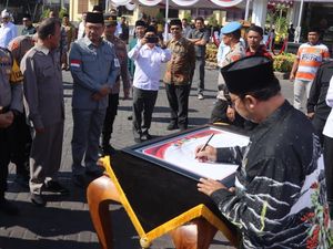 Apel Pasukan Digelar di Pasuruan untuk Pastikan Pilkada Damai Apel Pasukan Digelar di Pasuruan untuk Pastikan Pilkada Damai