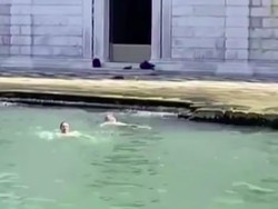 Turis Buka Baju di Pemakaman Venesia, Terancam Blacklist Selamanya