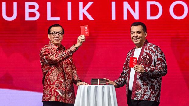 Direktur Jenderal Imigrasi Kemenkumham Silmy Karim menampilkan paparan di saat peluncuran rancangan gres paspor di Jakarta, Sabtu (17/8/2024). Desain paspor gres dengan penampilan variasi merah putih yang dihiasi motif batik tersebut diperkenalkan pada publik untuk mengambil alih paspor usang berwarna hijau dan akan dikeluarkan secara resmi pada 17 Agustus 2025 mendatang. ANTARA FOTO/Rivan Awal Lingga /rwa.