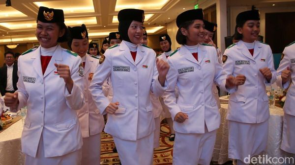 Ekspresi Bahagia Anggota Paskibraka Terima Tabungan Pendidikan