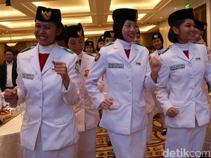 Ekspresi Bahagia Anggota Paskibraka Terima Tabungan Pendidikan Ekspresi Bahagia Anggota Paskibraka Terima Tabungan Pendidikan