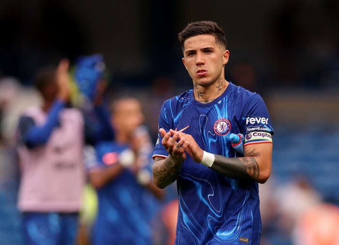 Soccer Football - Premier League - Chelsea v Manchester City - Stamford Bridge, London, Britain - August 18, 2024 Chelseas Enzo Fernandez applauds their fans after the match REUTERS/David Klein EDITORIAL USE ONLY. NO USE WITH UNAUTHORIZED AUDIO, VIDEO, DATA, FIXTURE LISTS, CLUB/LEAGUE LOGOS OR LIVE SERVICES. ONLINE IN-MATCH USE LIMITED TO 120 IMAGES, NO VIDEO EMULATION. NO USE IN BETTING, GAMES OR SINGLE CLUB/LEAGUE/PLAYER PUBLICATIONS. PLEASE CONTACT YOUR ACCOUNT REPRESENTATIVE FOR FURTHER DETAILS..