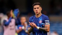 4. Enzo Fernandez - Chelsea, sedang terikat kontrak berdurasi 7 tahun sampai musim panas 2032.  Foto: REUTERS/David Klein