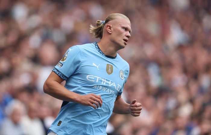 LONDON, ENGLAND - AUGUST 18: Erling Haaland of Manchester City looks on during the Premier League match between Chelsea FC and Manchester City FC at Stamford Bridge on August 18, 2024 in London, England. (Photo by Julian Finney/Getty Images)