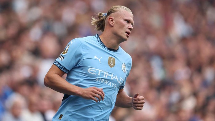 LONDON, ENGLAND - AUGUST 18: Erling Haaland of Manchester City looks on during the Premier League match between Chelsea FC and Manchester City FC at Stamford Bridge on August 18, 2024 in London, England. (Photo by Julian Finney/Getty Images)