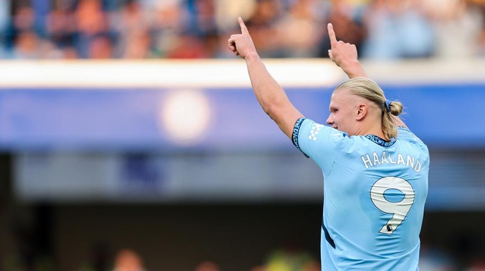 LONDON, ENGLAND - AUGUST 18: Erling Haaland of Manchester City celebrates after scoring a goal to make it 0-1 during the Premier League match between Chelsea FC and Manchester City FC at Stamford Bridge on August 18, 2024 in London, England. (Photo by Catherine Ivill - AMA/Getty Images)