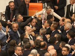 Baku Hantam di Sidang Parlemen Turki Gegara Politisi Oposisi Dicopot