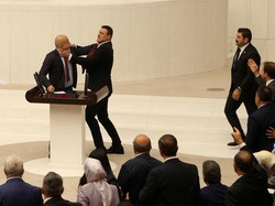 Momen Sidang Parlemen Turki Diwarnai Baku Hantam