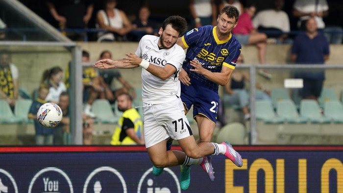 VERONA, ITALY - AUGUST 18: (L-R) Khvicha Kvaratskhelia of SSC Napoli competes for the ball with Pawel Dawidowicz of Hellas Veronaduring the Serie A match between Hellas Verona and Napoli at Stadio Marcantonio Bentegodi on August 18, 2024 in Verona, Italy. (Photo by Pier Marco Tacca/Getty Images)