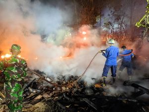4 Rumah di Mondokan Sragen Ludes Terbakar, Kerugian Capai Rp 100 Juta 4 Rumah di Mondokan Sragen Ludes Terbakar, Kerugian Capai Rp 100 Juta