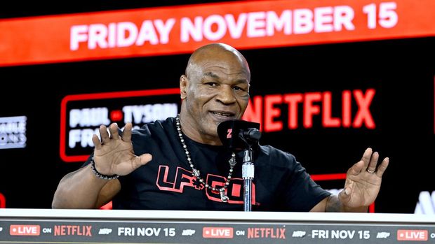  Mike Tyson (L) and Jake Paul face off at an exclusive press conference ahead of their November bout during the Fanatics Fest NYC 2024 at Jacob Javits Center on August 18, 2024 in New York City.   Roy Rochlin/Getty Images for Fanatics/AFP (Photo by Roy Rochlin / GETTY IMAGES NORTH AMERICA / Getty Images via AFP)