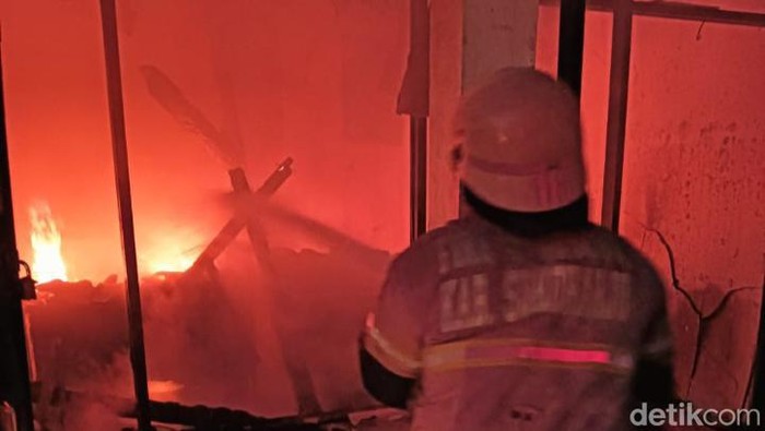 Koperasi Pangestu di Solo Baru, Sukoharjo, terbakar, Senin (19/8/2024). Koperasi Pangestu di Solo Baru, Sukoharjo, terbakar, Senin (19/8/2024).