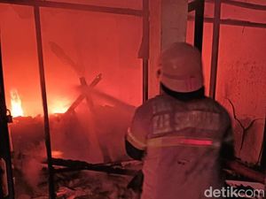 Kantor Koperasi Simpan Pinjam Pangestu di Solo Baru Terbakar Kantor Koperasi Simpan Pinjam Pangestu di Solo Baru Terbakar
