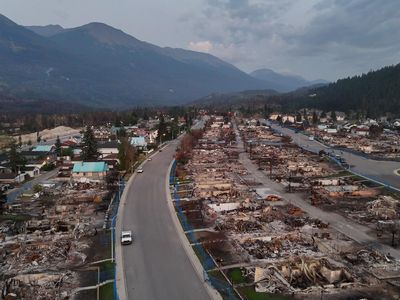 Kota Wisata di Kanada Rata dengan Tanah Usai Disambar Petir 58 Kali