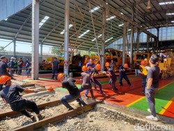 Kala Pegawai KAI Adu Kuat Tarik Kereta Berbobot 45 Ton di Cirebon