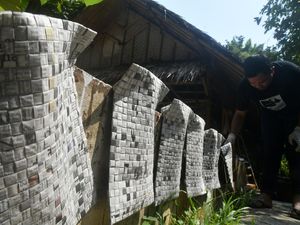 Mantap! Kerajinan Daur Ulang Limbah Kertas Ini Tembus Mancanegara Mantap! Kerajinan Daur Ulang Limbah Kertas Ini Tembus Mancanegara