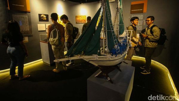 Melihat Pameran Legasi di Stasiun MRT Bundaran HI