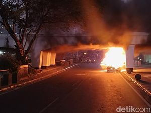 Sedan Hangus Terbakar di Kolong Jembatan Viaduct Bandung