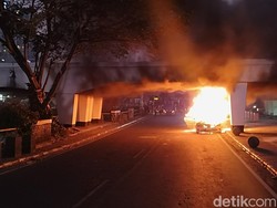 Sedan Hangus Terbakar di Kolong Jembatan Viaduct Bandung