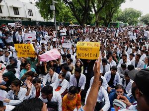 Nakes India Demo Besar-besaran Protes Pemerkosaan-Pembunuhan Dokter Magang