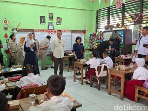 Heru Budi Uji Coba Makan Bergizi Gratis di SDN Cideng 07 Jakpus