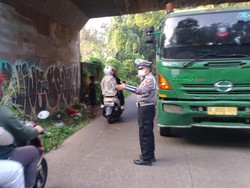 Truk Kontainer Nyangkut di Terowongan Tapos Depok, Lalin Sempat Macet