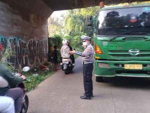 Truk Kontainer Nyangkut di Terowongan Tapos Depok, Lalin Sempat Macet Truk Kontainer Nyangkut di Terowongan Tapos Depok, Lalin Sempat Macet