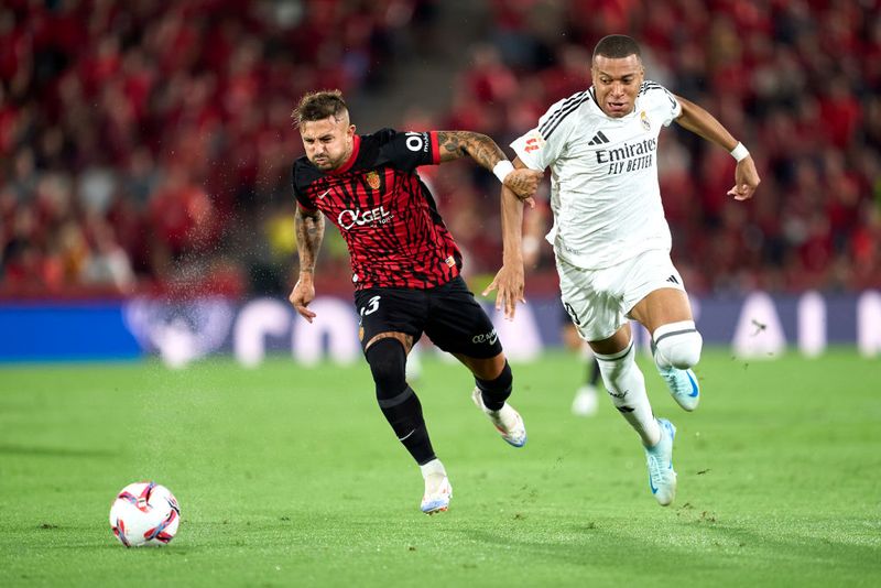  Pablo Maffeo of RCD Mallorca competes for the ball with Kylian Mbappe of Real Madrid CF during the La Liga EA Sports match between RCD Mallorca and Real Madrid CF at Estadi de Son Moix on August 18, 2024 in Mallorca, Spain. (Photo by Mateo Villalba/Getty Images)