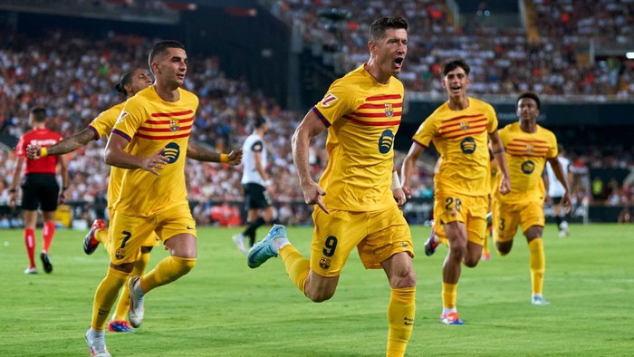 VALENCIA, SPAIN - AUGUST 17: Robert Lewandowski of FC Barcelona celebrates after scoring his teams second goal during the La Liga EA Sports match between Valencia CF and FC Barcelona at Estadio Mestalla on August 17, 2024 in Valencia, Spain. (Photo by Pedro Salado/Getty Images)