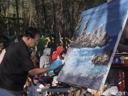 SBY Selesaikan Lukisan Pantai Klayar dengan Teknik Finger Painting