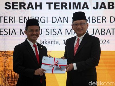 Senyum Bahlil Usai Sertijab Jadi Menteri ESDM