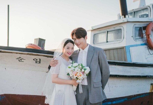 Shin Min Ah dan Kim Seon Ho di Hometown Cha-Cha-Cha/ Foto: hancinema.net Shin Min Ah dan Kim Seon Ho di Hometown Cha-Cha-Cha/ Foto: hancinema.net