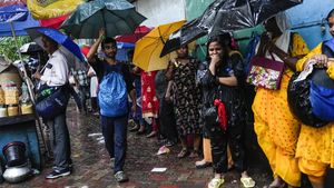 Terjebak Badai, Pekerja India Neduh di Toko yang Tutup