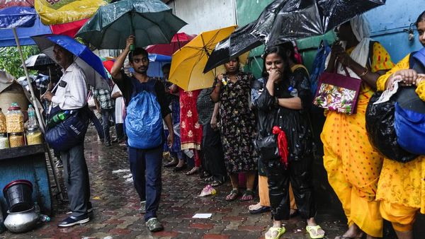 Terjebak Badai, Pekerja India Neduh di Toko yang Tutup