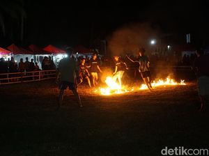 Seru! Warga Pasir Muncang Purwokerto Gelar Sepakbola Api Peringati HUT RI Seru! Warga Pasir Muncang Purwokerto Gelar Sepakbola Api Peringati HUT RI