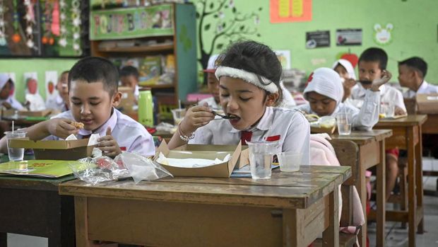 Penjabat Gubernur DKI Jakarta Heru Budi Hartono meninjau pelaksanaan uji coba makan bergizi gratis di SDN 07 Cideng, Jakarta, Senin (19/8/2024). Uji coba tersebut dilaksanakan menggunakan dana operasional Gubernur DKI Jakarta sebesar Rp8 juta untuk membiayai sekitar 500 siswa. ANTARA FOTO/Muhammad Ramdan/tom.