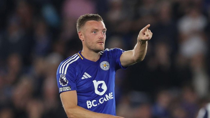LEICESTER, ENGLAND - AUGUST 19:  Jamie Vardy of Leicester City indicates to the Tottenham fans how many times theyve won the Premier Leagu as he is substituted off during the Premier League match between Leicester City FC and Tottenham Hotspur FC at The King Power Stadium on August 19, 2024 in Leicester, England. (Photo by Catherine Ivill - AMA/Getty Images)